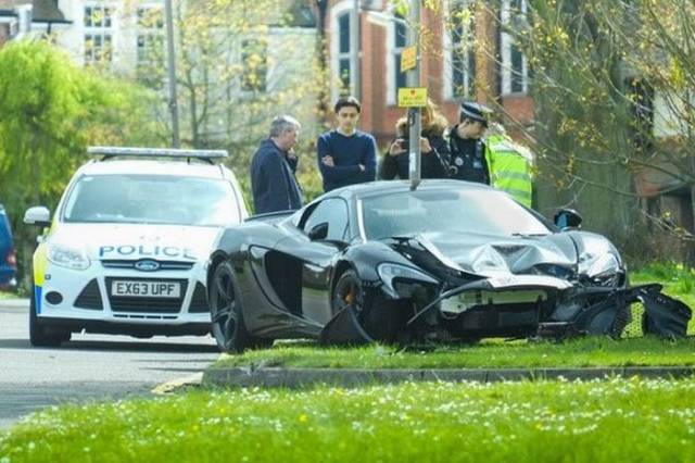 guy_crashes_a_brand_new_mclaren_650s_spider_10_minutes_after_it_was_delivered_640_04.jpg