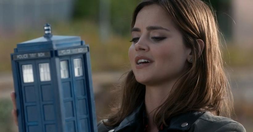 Clara_holds_the_TARDIS.jpg