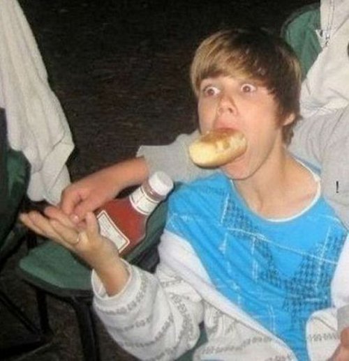 celebs-hotdogs-bieber.jpg