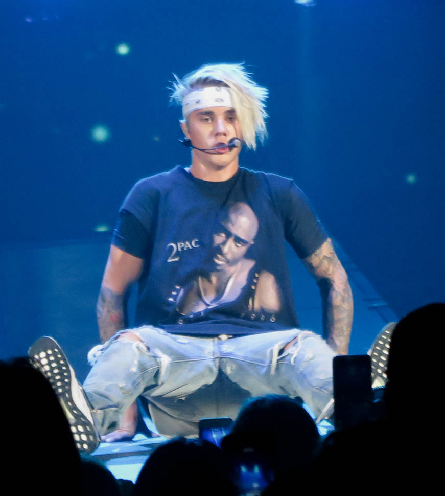 bieber-selena-concert-24mar16-07.jpg