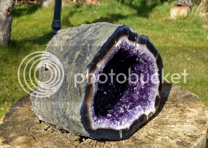 1403430462_amethyst_geode_zpse61d7e0d.jpg