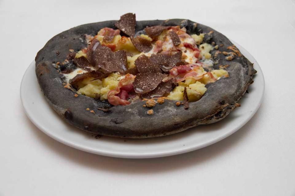 pizza-nera-960x639.jpg