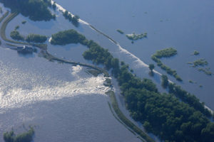 1200px-FEMA_-_36493_-_Aerial_of_a_levee_break_on_the_Mississippi_River_in_Missouri-300x200.jpg